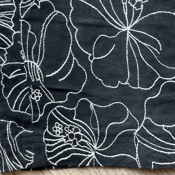 CACHE | Bermuda Embroidered White Lotus, Black and White | Size 2 - Picture 5 of 5